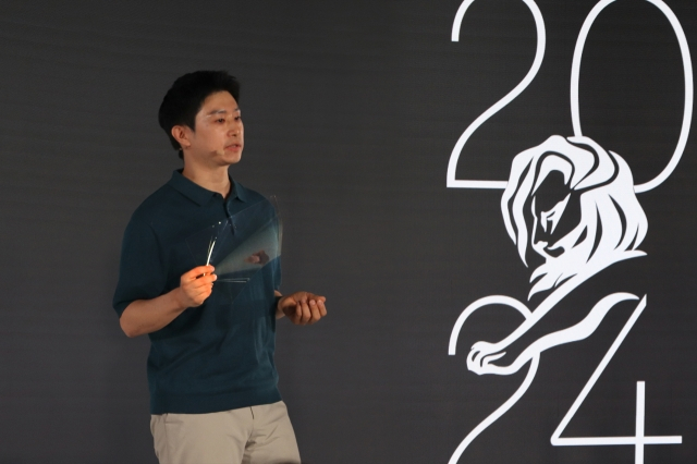 이민재 현대자동차·기아 에너지소자연구팀 책임연구원이 나노 쿨링 필름 기술에 대해서 설명하는 모습
