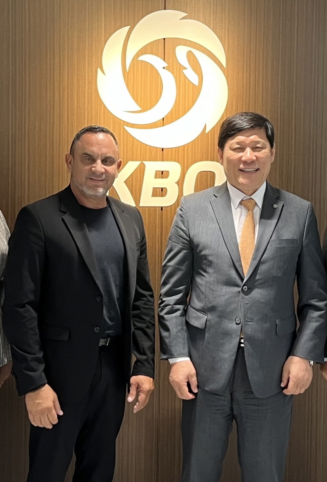 주안 파르도 쿠바야구협회장(왼쪽)가 KBO를 예방해 허구연 KBO 총재가 기념 촬영을 하고 있다. /사진=KBO 제공