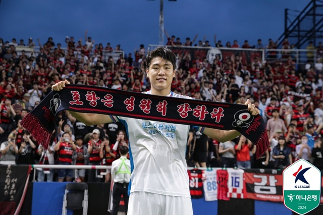 승리 후 포항 팬들과 기념사진을 찍은 이호재. /사진=한국프로축구연맹 제공