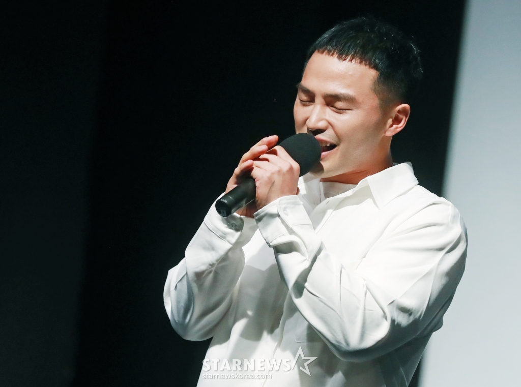 부모의 빚투 논란으로 6년간 활동을 중단했던 래퍼 마이크로닷이 24일 오후 서울 구로구 한 공연장에서 진행된 새 EP 앨범 '다크사이드'(DARKSIDE) 발매기념 쇼케이스 및 기자간담회에서 신곡을 선보이고 있다. /2024.06.24 /사진=이동훈