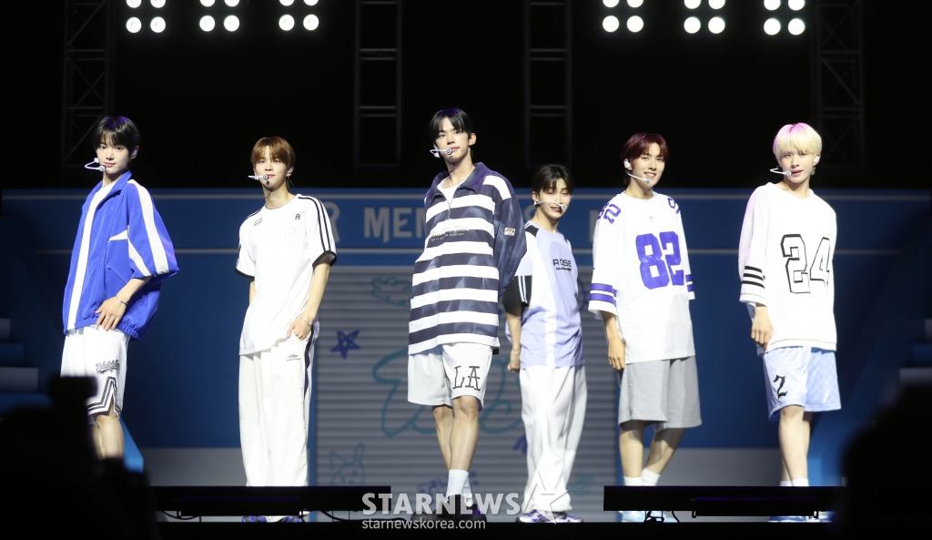 그룹 투어스(TWS) 영재, 지훈, 한진, 도훈, 경민, 신유가 24일 오후 서울 용산구 블루스퀘어 마스터카드홀에서 미니 2집 'SUMMER BEAT!'를 발매기념 쇼케이스를 열고 멋진 무대를 선보이고있다. 2024.06.24 /사진=임성균