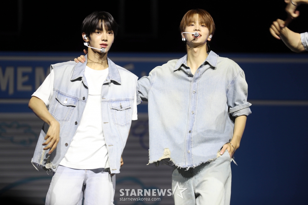 그룹 투어스(TWS) 한진, 신유가 24일 오후 서울 용산구 블루스퀘어 마스터카드홀에서 미니 2집 'SUMMER BEAT!'를 발매기념 쇼케이스를 열고 멋진 무대를 선보이고 있다. 2024.06.24 /사진=임성균
