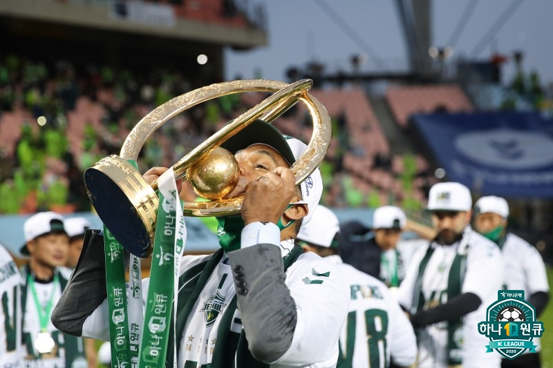 트로피에 입 맞추는 모라이스 감독. /사진=한국프로축구연맨 제공