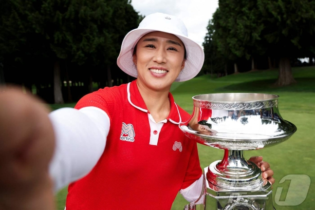 양희영이 24일(한국시간) KPMG 위민스 PGA 챔피언십 우승 트로피를 들고 밝게 웃고 있다. /사진=뉴스1