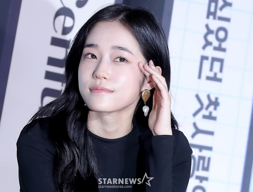 배우 노윤서가 19일 오전 서울 용산구 아이파크몰 CGV에서 진행된 넷플릭스 오리지널 '20세기 소녀' 제작보고회에 참석해 포즈를 취하고 있다. '20세기 소녀'는 어느 겨울 도착한 비디오 테이프에 담긴 1999년의 기억, 17세 소녀 '보라'가 절친 '연두'의 첫사랑을 이루어주기 위해 사랑의 큐피트를 자처하며 벌어지는 첫사랑 관찰 로맨스. 지난 제27회 부산국제영화제에서의 공식 상영 이후 '20세기 소녀'는 미리 관람한 관객들의 마음을