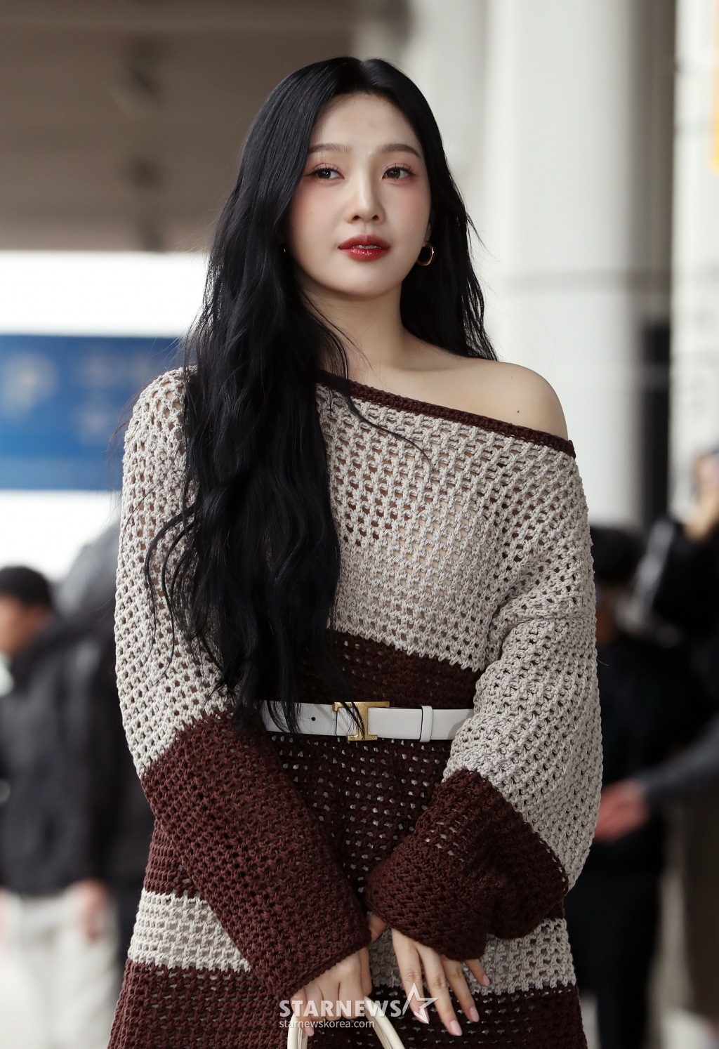 [서울=뉴시스] 김혜진 기자 = 그룹 레드벨벳 조이가 'SMTOWN LIVE 2024 SMCU PALACE @TOKYO' 참석을 위해 20일 오전 서울 강서구 김포국제공항을 통해 일본 도쿄로 출국하고 있다. 2024.02.20. jini@newsis.com /사진=김혜진