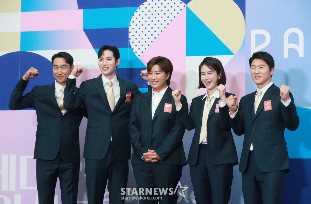 전 국가대표 김정환, 김준호, 박세리, 기보배, 이원희가 26일 오전 서울 여의도 KBS에서 진행된 '2024 파리하계올림픽 KBS 방송단' 발대식에 참석해 포즈를 취하고 있다. /2024.06.26 /사진=이동훈