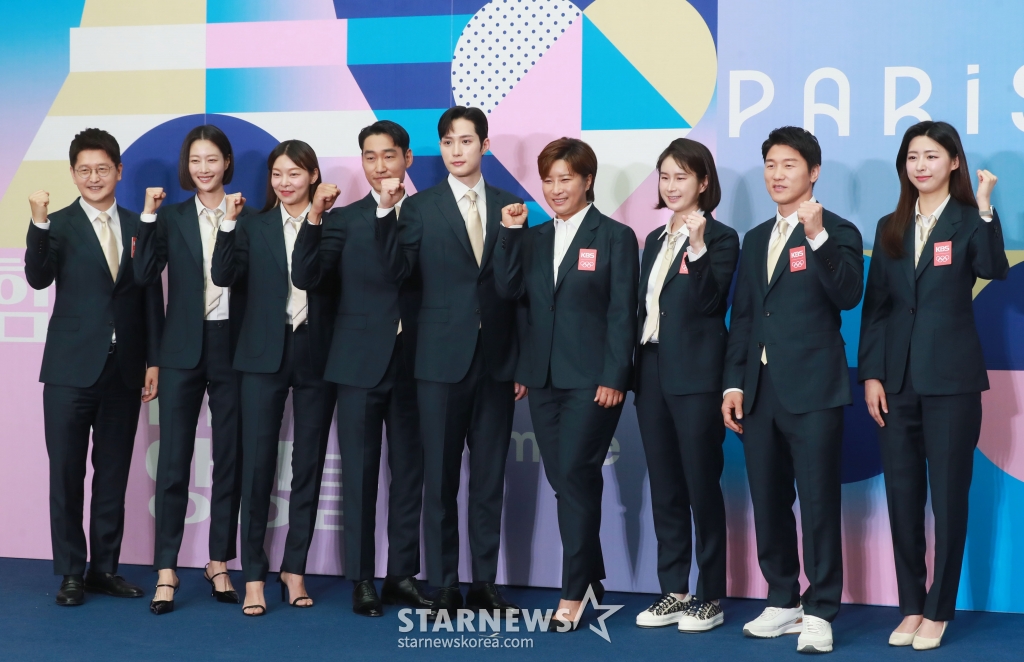 이재후 아나운서, 이현이, 송해나, 김정환, 김준호, 박세리, 기보배, 이원희, 홍주연 아나운서가 26일 오전 서울 여의도 KBS에서 진행된 '2024 파리하계올림픽 KBS 방송단' 발대식에 참석해 포즈를 취하고 있다. /2024.06.26 /사진=이동훈