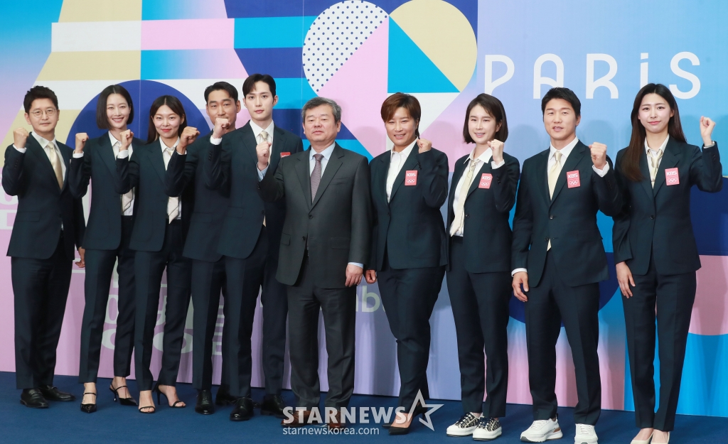 이재후 아나운서, 이현이, 송해나, 김정환, 김준호, 박민 사장, 박세리, 기보배, 이원희, 홍주연 아나운서가 26일 오전 서울 여의도 KBS에서 진행된 '2024 파리하계올림픽 KBS 방송단' 발대식에 참석해 포즈를 취하고 있다. /2024.06.26 /사진=이동훈