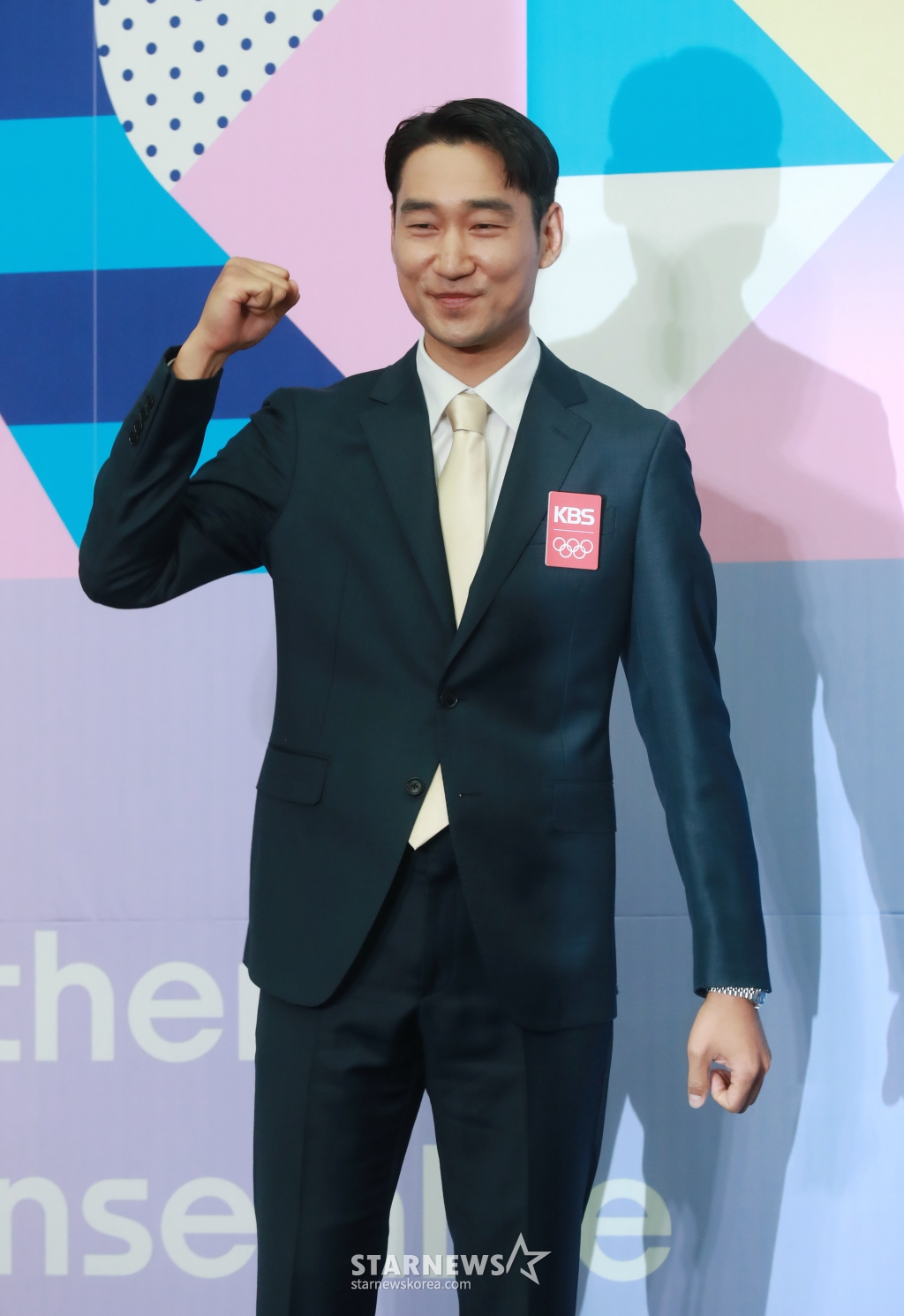 펜싱 전 국가대표 김정환이 26일 오전 서울 여의도 KBS에서 진행된 '2024 파리하계올림픽 KBS 방송단' 발대식에 참석해 포즈를 취하고 있다. /2024.06.26 /사진=이동훈