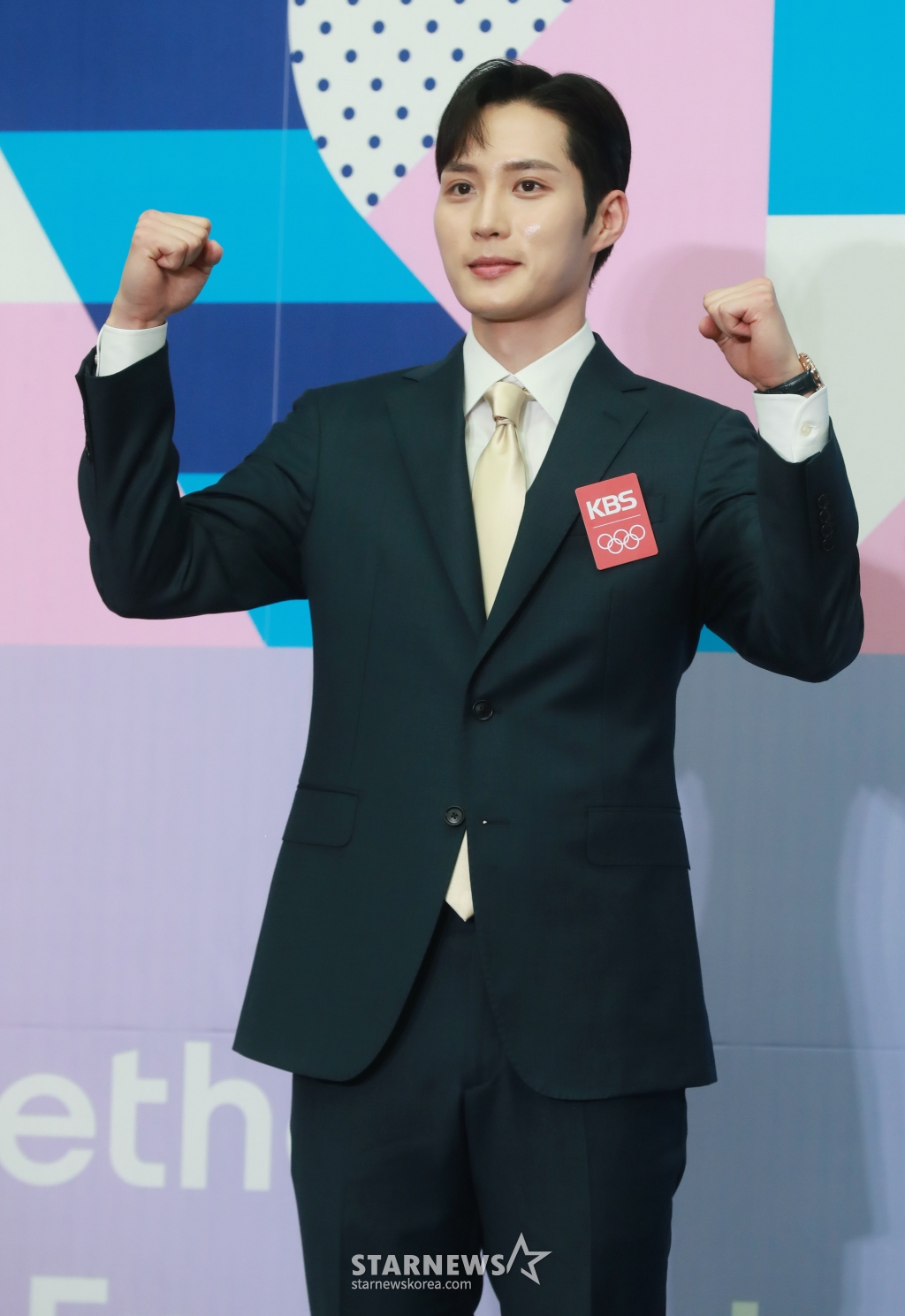펜싱 전 국가대표 김준호가 26일 오전 서울 여의도 KBS에서 진행된 '2024 파리하계올림픽 KBS 방송단' 발대식에 참석해 포즈를 취하고 있다. /2024.06.26 /사진=이동훈
