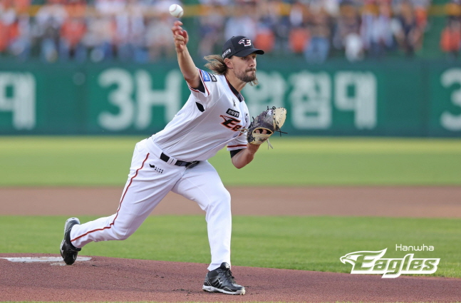 한화 대체 외국인 투수 라이언 와이스가 25일 두산전에서 투구를 펼치고 있다. /사진=한화 이글스 제공