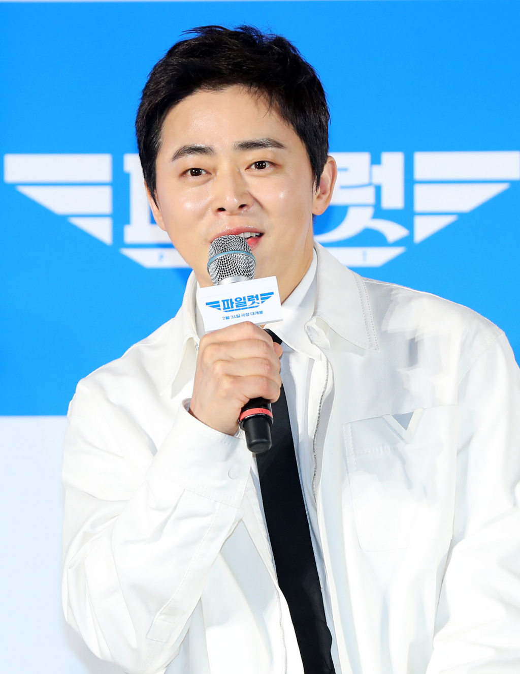 [서울=뉴시스] 김혜진 기자 = 배우 조정석이 26일 오전 서울 광진구 롯데시네마 건대입구에서 열린 영화 '파일럿'(감독 김한결) 제작보고회에서 인사말을 하고 있다.  '파일럿'은 스타 파일럿에서 하루아침에 실직자가 된 한정우(조정석)가 파격 변신 이후 재취업에 성공하며 벌어지는 코미디로 7월 31일 개봉 예정이다. 2024.06.26. jini@newsis.com /사진=김혜진