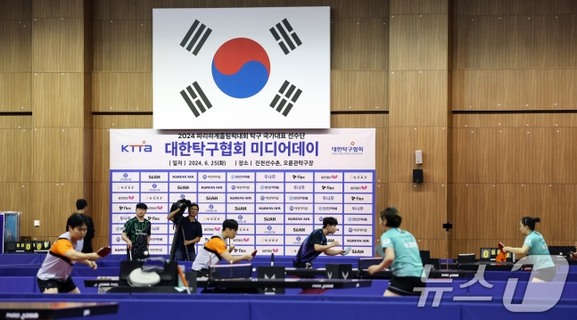 2024 파리하계올림픽을 30일 앞둔 26일 오후 충북 진천군 진천국가대표선수촌에서 탁구대표팀 선수들이 구슬땀을 흘리며 훈련을 하고 있다. /사진=뉴스1