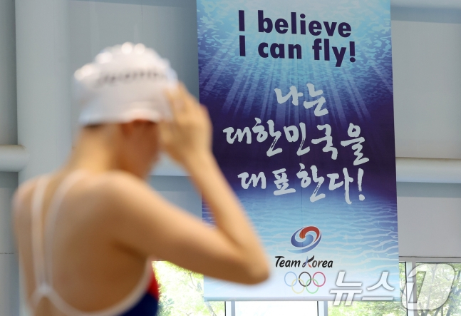 2024 파리하계올림픽을 30일 앞둔 26일 오후 충북 진천군 진천국가대표선수촌에서 수영대표팀 선수들이 구슬땀을 흘리며 훈련을 하고 있다. /사진=뉴스1