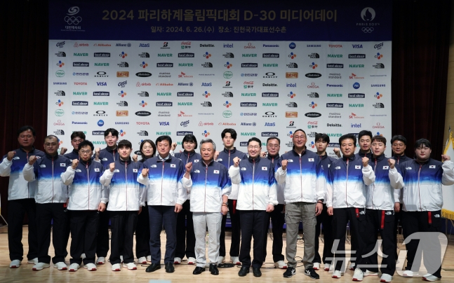 이기흥 대한체육회장과 정강선 선수단장, 장재근 선수촌장, 이상현 선수단 부단장이 26일 오전 충북 진천군 광혜원면 선수촌로 진천국가대표선수촌 챔피언하우스 대강당에서 열린 2024 파리하계올림픽 D-30 미디어데이에서 지도자 및 선수들과 함께 파이팅을 외치고 있다. /사진=뉴스1