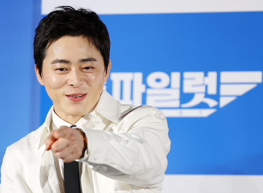 (서울=뉴스1) 김진환 기자 = 배우 조정석이 26일 오전 서울 광진구 롯데시네마 건대입구에서 열린 영화 ‘파일럿’ 제작보고회에 참석해 미소를 짓고 있다. 영화 ‘파일럿’은 스타 파일럿에서 하루아침에 실직자가 된 한정우(조정석 분)가 파격 변신 이후 재취업에 성공하며 벌어지는 코미디물로 오는 7월 31일 개봉 예정이다. 2024.6.26/뉴스1 Copyright (C) 뉴스1. All rights reserved. 무단 전재 및 재배포, AI학습 이용 금지. /사진=(서울=뉴스1) 김진환 기자