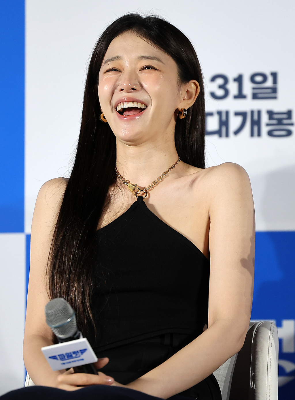 (서울=뉴스1) 김진환 기자 = 배우 이주명이 26일 오전 서울 광진구 롯데시네마 건대입구에서 열린 영화 ‘파일럿’ 제작보고회에 참석해 환하게 웃고 있다. 영화 ‘파일럿’은 스타 파일럿에서 하루아침에 실직자가 된 한정우(조정석 분)가 파격 변신 이후 재취업에 성공하며 벌어지는 코미디물로 오는 7월 31일 개봉 예정이다. 2024.6.26/뉴스1 Copyright (C) 뉴스1. All rights reserved. 무단 전재 및 재배포, AI학습 이용 금지. /사진=(서울=뉴스1) 김진환 기자