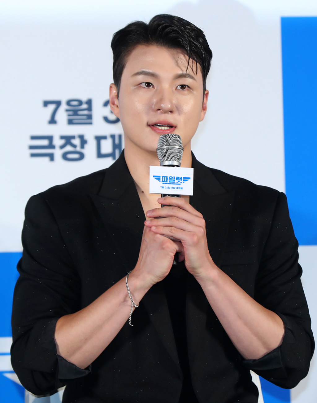 [서울=뉴시스] 김혜진 기자 = 배우 신승호가 26일 오전 서울 광진구 롯데시네마 건대입구에서 열린 영화 '파일럿'(감독 김한결) 제작보고회에서 인사말을 하고 있다.  '파일럿'은 스타 파일럿에서 하루아침에 실직자가 된 한정우(조정석)가 파격 변신 이후 재취업에 성공하며 벌어지는 코미디로 7월 31일 개봉 예정이다. 2024.06.26. jini@newsis.com /사진=김혜진