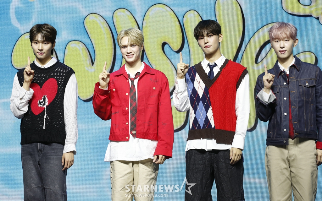 (서울=뉴스1) 권현진 기자 = 그룹 비디유 민서(왼쪽부터)와 제이창, 승훈, 빛새온이 26일 서울 서대문구 아트레온에서 가진 데뷔 미니 앨범 '위시풀(Wishpool)' 쇼케이스에서 포즈를 취하고 있다. 2024.6.26/뉴스1 Copyright (C) 뉴스1. All rights reserved. 무단 전재 및 재배포, AI학습 이용 금지. /사진=(서울=뉴스1) 권현진 기자