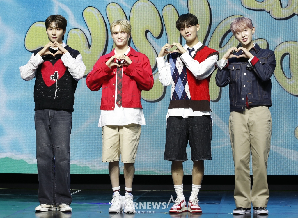 (서울=뉴스1) 권현진 기자 = 그룹 비디유 민서(왼쪽부터)와 제이창, 승훈, 빛새온이 26일 서울 서대문구 아트레온에서 가진 데뷔 미니 앨범 '위시풀(Wishpool)' 쇼케이스에서 포즈를 취하고 있다. 2024.6.26/뉴스1 Copyright (C) 뉴스1. All rights reserved. 무단 전재 및 재배포, AI학습 이용 금지. /사진=(서울=뉴스1) 권현진 기자