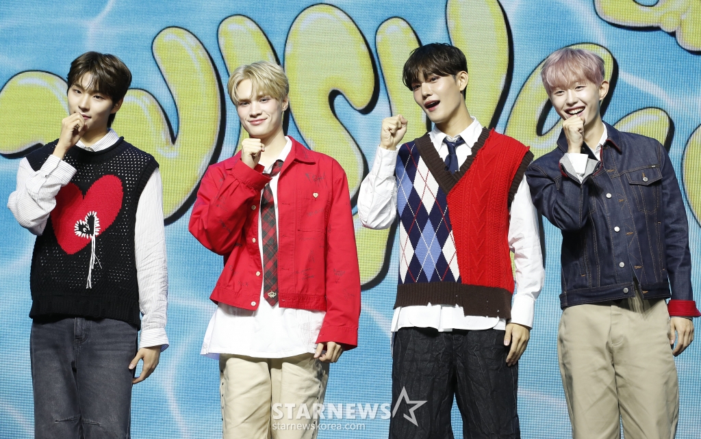(서울=뉴스1) 권현진 기자 = 그룹 비디유 민서(왼쪽부터)와 제이창, 승훈, 빛새온이 26일 서울 서대문구 아트레온에서 가진 데뷔 미니 앨범 '위시풀(Wishpool)' 쇼케이스에서 포즈를 취하고 있다. 2024.6.26/뉴스1 Copyright (C) 뉴스1. All rights reserved. 무단 전재 및 재배포, AI학습 이용 금지. /사진=(서울=뉴스1) 권현진 기자