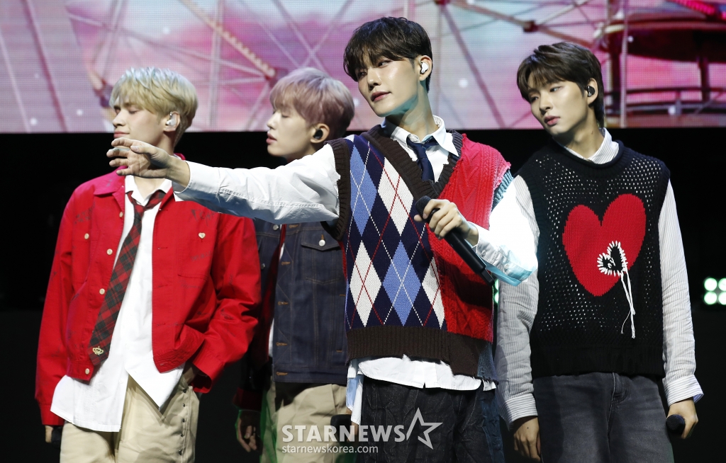 (서울=뉴스1) 권현진 기자 = 그룹 비디유 제이창(왼쪽부터)과 빛새온, 승훈, 민서가 26일 서울 서대문구 아트레온에서 가진 데뷔 미니 앨범 '위시풀(Wishpool)' 쇼케이스에서 타이틀곡 '마이 원(My One)'을 선보이고 있다. 2024.6.26/뉴스1 Copyright (C) 뉴스1. All rights reserved. 무단 전재 및 재배포, AI학습 이용 금지. /사진=(서울=뉴스1) 권현진 기자