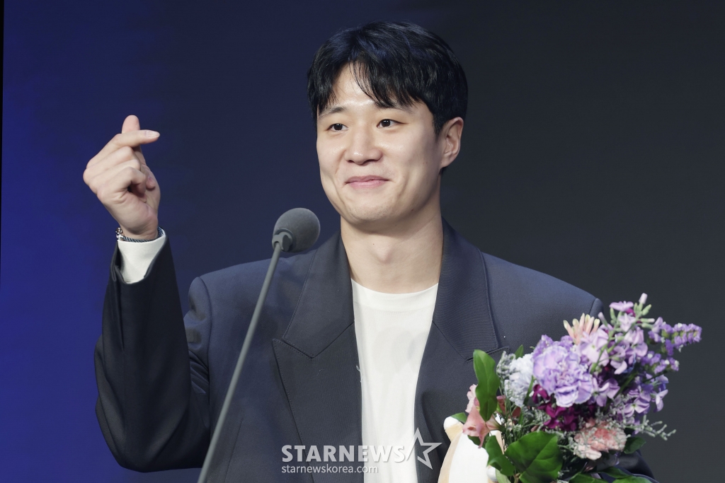 [서울=뉴시스] 최동준 기자 = 1일 서울 강남구 그랜드 인터컨티넨탈 서울 파르나스에서 열린 2023-2024 정관장 프로농구 시상식에서 포카리스웨트 인기상을 수상한 부산 KCC 허웅이 팬들을 향해 하트를 날리고 있다. 2024.04.01. photocdj@newsis.com /사진=최동준
