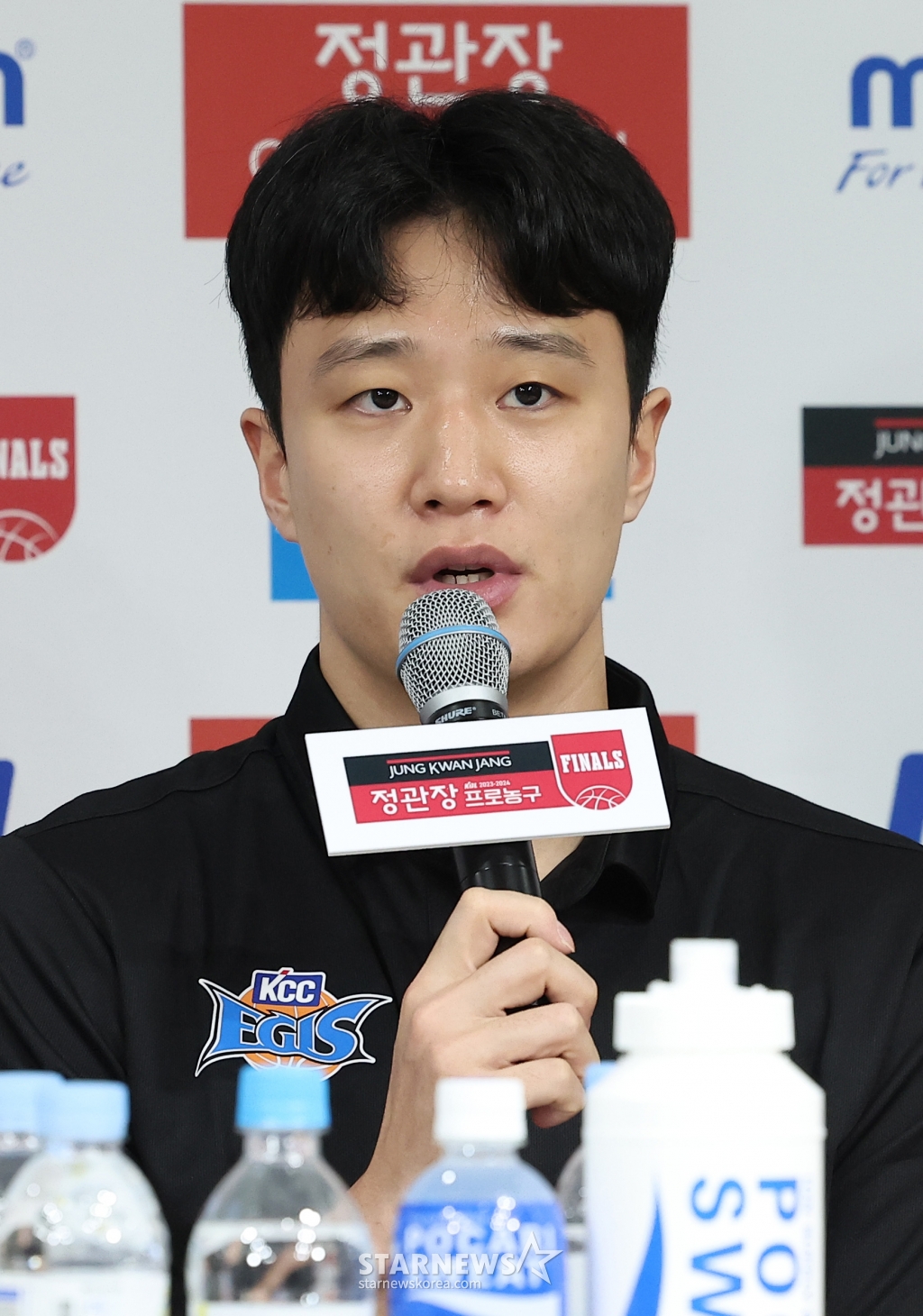 (서울=뉴스1) 김성진 기자 = 부산 KCC 허웅이 25일 서울 강남구 논현동 KBL센터에서 열린 2023-2024 정관장 프로농구 챔피언결정전 미디어데이에서 출사표를 밝히고 있다. 허웅과 허훈의 형제 대결로 화제를 모으고 있는 부산 KCC와 수원 KT의 챔피언결정전(7전 4승제)은 오는 27일 수원 KT소닉붐아레나에서 1차전을 치른다. 2024.4.25/뉴스1 Copyright (C) 뉴스1. All rights reserved. 무단 전재 및 재배포, AI학습 이용 금지. /사진=(서울=뉴스1) 김성진 기자