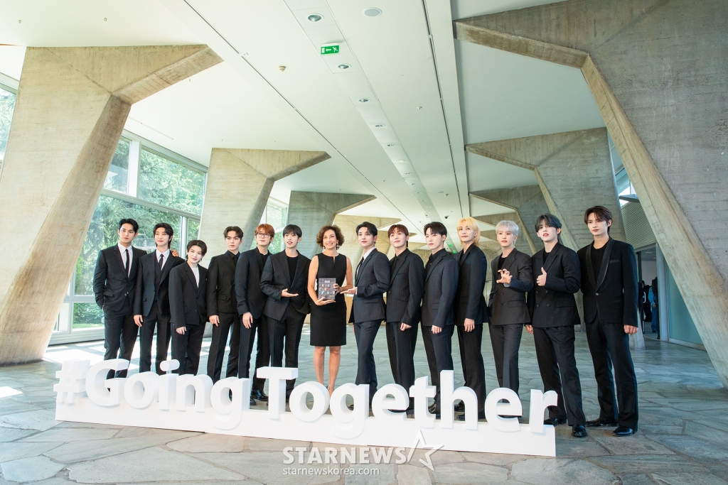 그룹 세븐틴이 26일 오전(현지 시각) 프랑스 파리 유네스코 본부에서 진행된 유네스코 청년 친선대사 임명식에서 오드레 아줄레 유네스코 본부 사무총장과 기념촬영을 하고 있다. /사진제공=플레디스 2024.06.27 /사진=이동훈