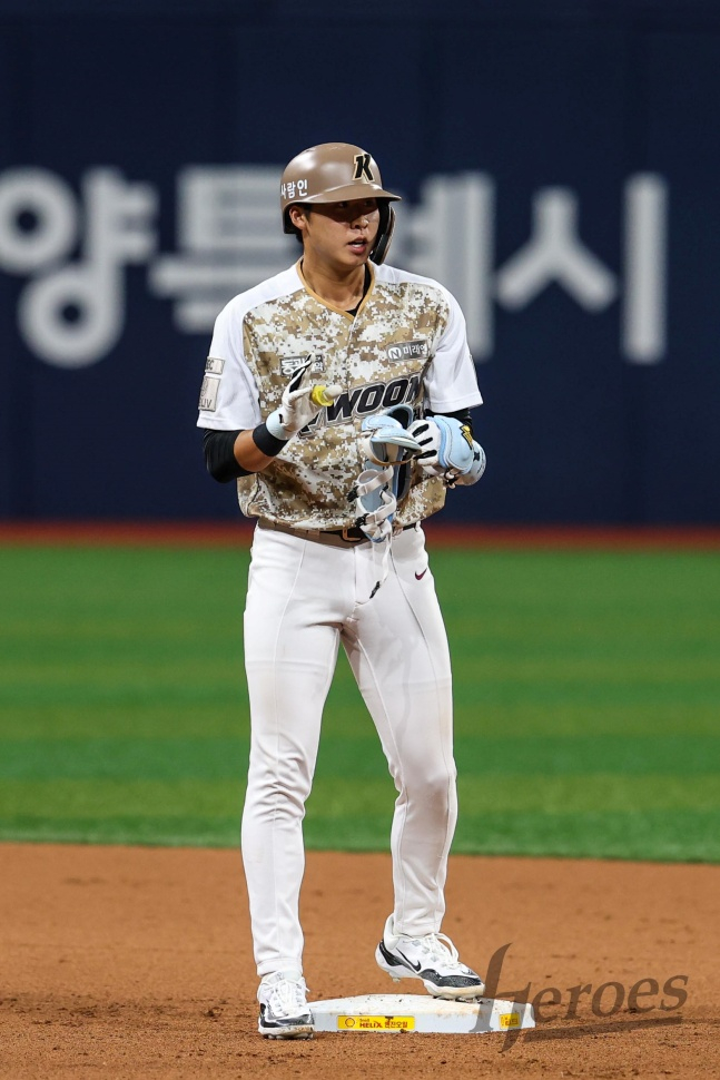 키움 장재영이 26일 고척 NC전에서 2루타를 치고 2루에 안착했다. /사진=키움 히어로즈 제공