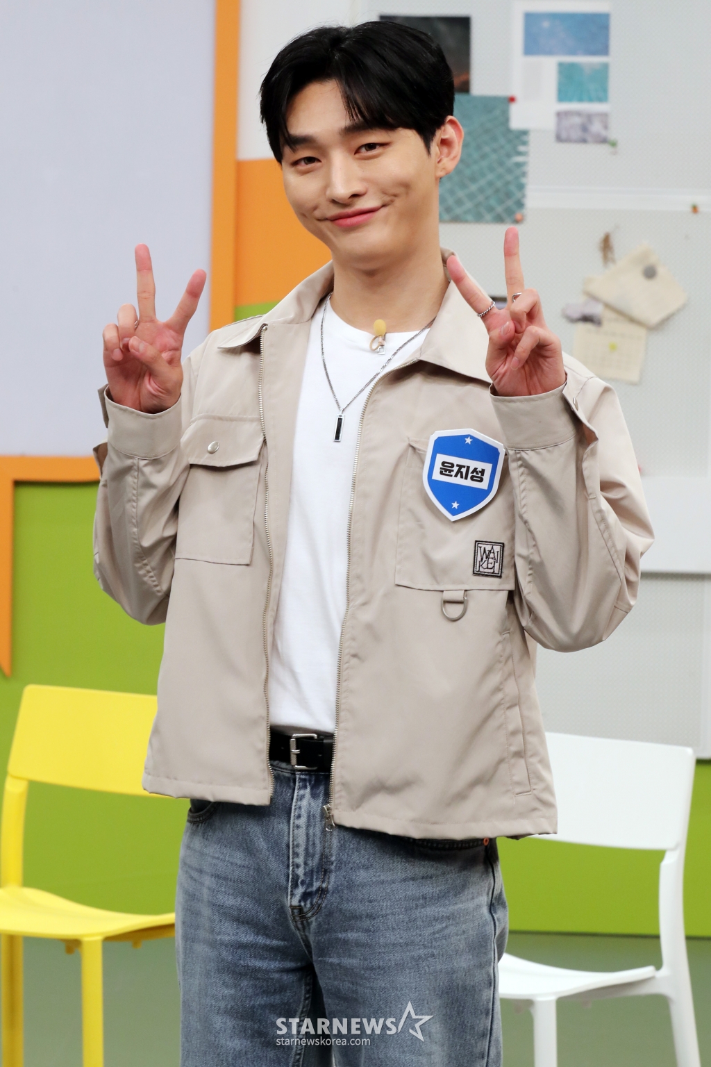 가수 윤지성이 7일 오후 경기도 고양시 빛마루방송센터에서 진행되는 U+아이돌라이브 생방송 '아돌라스쿨3 : 홍보ON아이돌' 리허설을 하고 있다. 2022.09.07