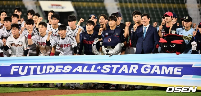 지난해 7월 부산 사직구장에서 열린 퓨처스 올스타전 참가자들. /사진=OSEN