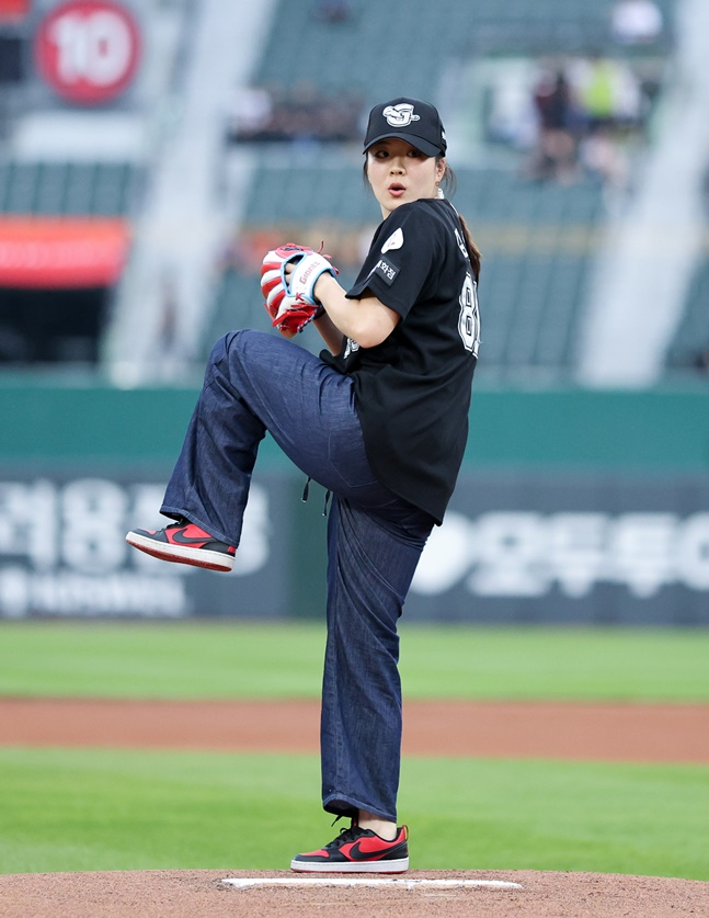 27일 시구하는 김소희. /사진=롯데 자이언츠