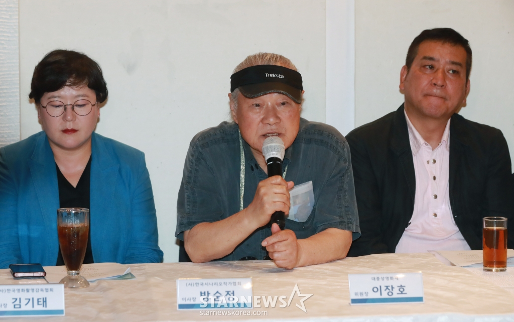 이장호 대종상영화제 위원장, 양윤호 한국영화인총연합회장 등 영화인들이 27일 오후 서울 광화문 한 식당에서 진행된 한국영화인총연합회 파산-회생 관련 및 제60회 대종상영화제 개최에 대한 기자회견에서 질문에 답하고 있다. /2024.06.27 /사진=이동훈