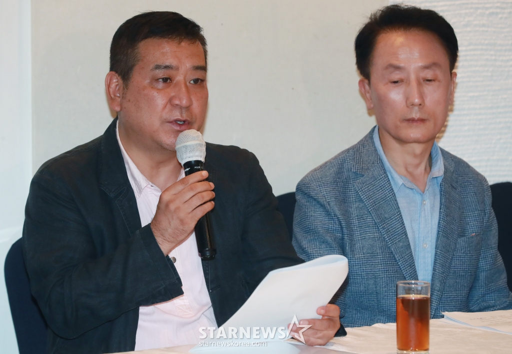 양윤호 한국영화인총연합회장 등 영화인들이 27일 오후 서울 광화문 한 식당에서 진행된 한국영화인총연합회 파산-회생 관련 및 제60회 대종상영화제 개최에 대한 기자회견에서 질문에 답하고 있다. /2024.06.27 /사진=이동훈