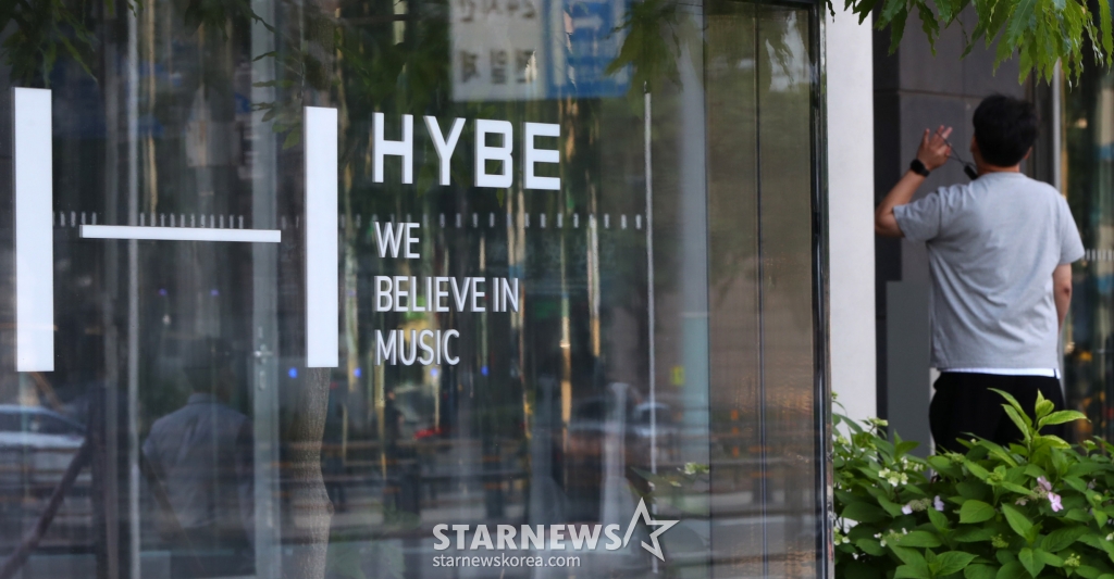 [서울=뉴시스] 김혜진 기자 = 어도어는 31일 오전 임시주주총회를 열고, 하이브 측이 인사인 김주영 CHRO(최고인사책임자), 이재상 CSO(최고전략책임자), 이경준 CFO(최고재무책임자)를 새 사내이사로 선임했다. 민희진 대표이사는 30일 가처분 인용으로 유임돼 대표직 방어에 성공했다. 이로써 민희진 대표는 유임이 확정됐고 민희진 대표 측 기존 어도어 이사 2명은 해임됐다. 사진은 31일 오전 서울 용산구 하이브 사옥. 2024.05.31. jini@newsis.com /사진=김혜진