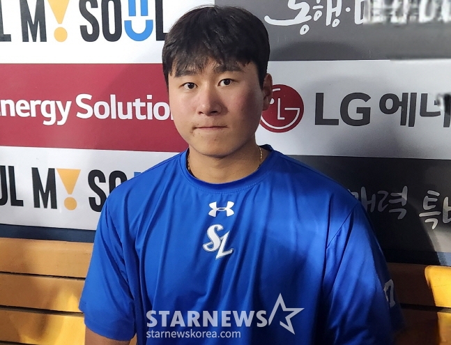 LG전 승리를 따낸 뒤 취재진과 인터뷰를 하고 있는 이승현. /사진=안호근 기자