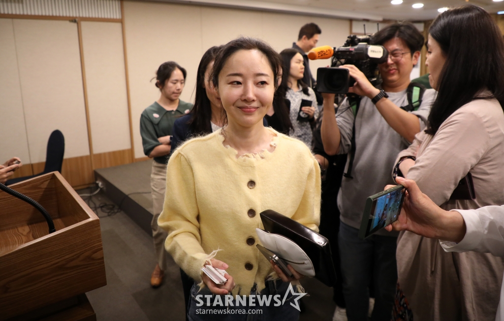 (서울=뉴스1) 이재명 기자 = 민희진 어도어 대표가 31일 오후 서울 중구 프레스센터에서 어도어 임시주주총회 관련 기자회견을 마친 후 나서고 있다. (공동취재) 2024.5.31/뉴스1 Copyright (C) 뉴스1. All rights reserved. 무단 전재 및 재배포, AI학습 이용 금지. /사진=(서울=뉴스1) 이재명 기자