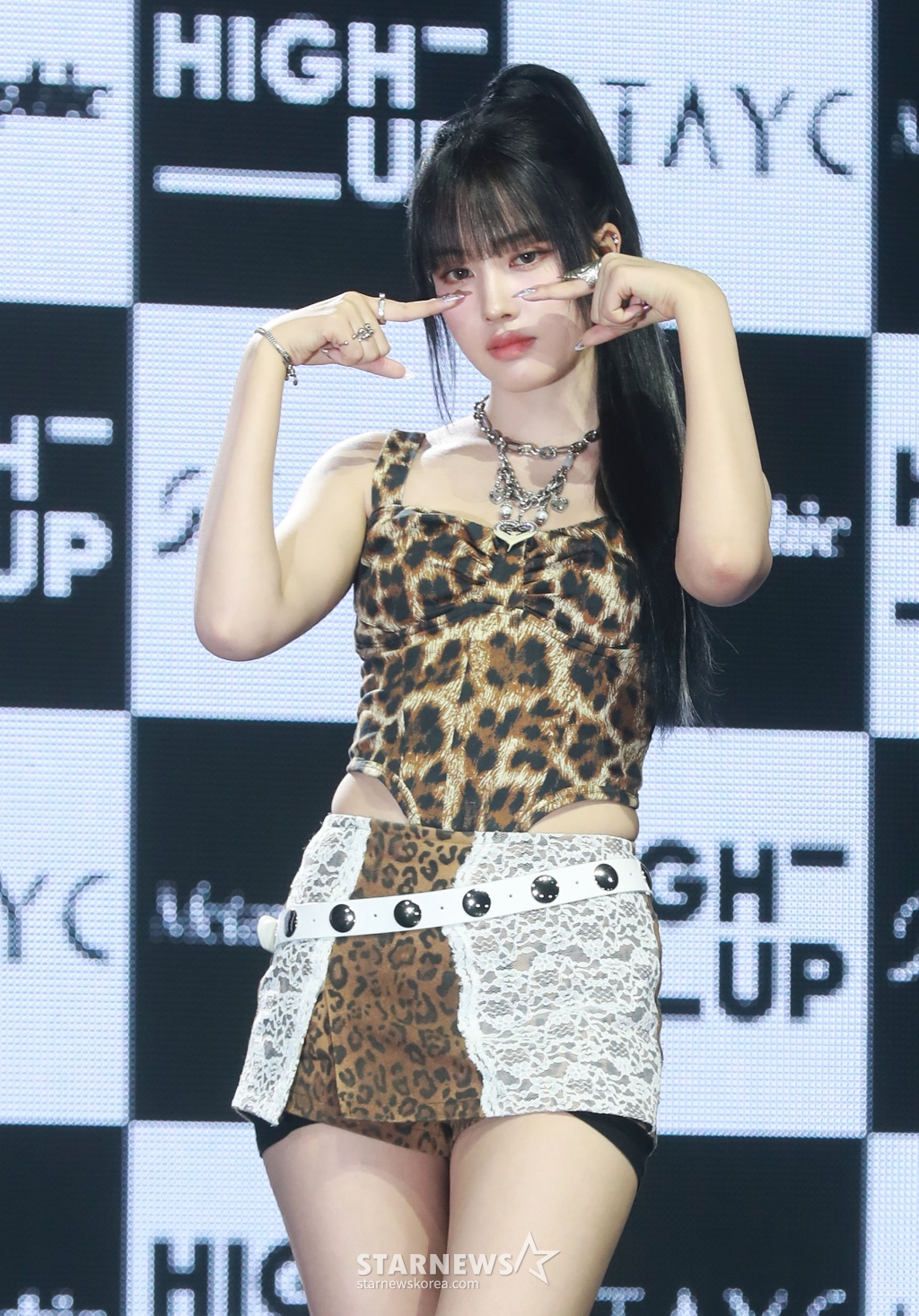 걸그룹 스테이씨 윤이 1일 오후 서울 광진구 예스24라이브홀에서 진행된 정규 1집 '메타모르픽'(Metamorphic) 발매기념 쇼케이스에서 포즈를 취하고 있다. 이번 앨범에는 타이틀곡 '치키 아이씨 땡'(Cheeky Icy Thang)을 비롯해 '트웬티,(Twenty), '원 띵'(1 Thing), '기브 잇 투 미'(Give It 2 Me), '렛 미 노우'(Let Me Know), '나다'(Nada) 등이 /사진=이동훈