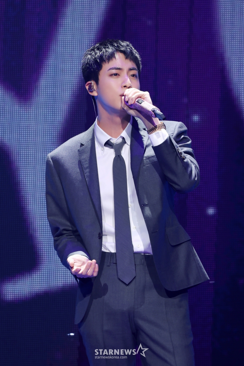 그룹 방탄소년단의 진이 13일 오후 서울 송파구 잠실실내체육관에서 개최된 팬 이벤트 '2024년 6월 13일의 석진, 날씨 맑음'에서 팬들과 소통하고 있다. /사진제공=하이브 2024.06.13 /사진=이동훈