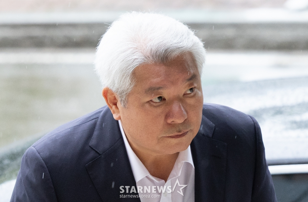 (과천=뉴스1) 이재명 기자 = 김홍일 방송통신위원회 위원장이 2일 오전 경기도 과천시 중앙동 정부과천청사 내 방통위로 출근하고 있다. 2024.7.2/뉴스1 Copyright (C) 뉴스1. All rights reserved. 무단 전재 및 재배포, AI학습 이용 금지. /사진=(과천=뉴스1) 이재명 기자