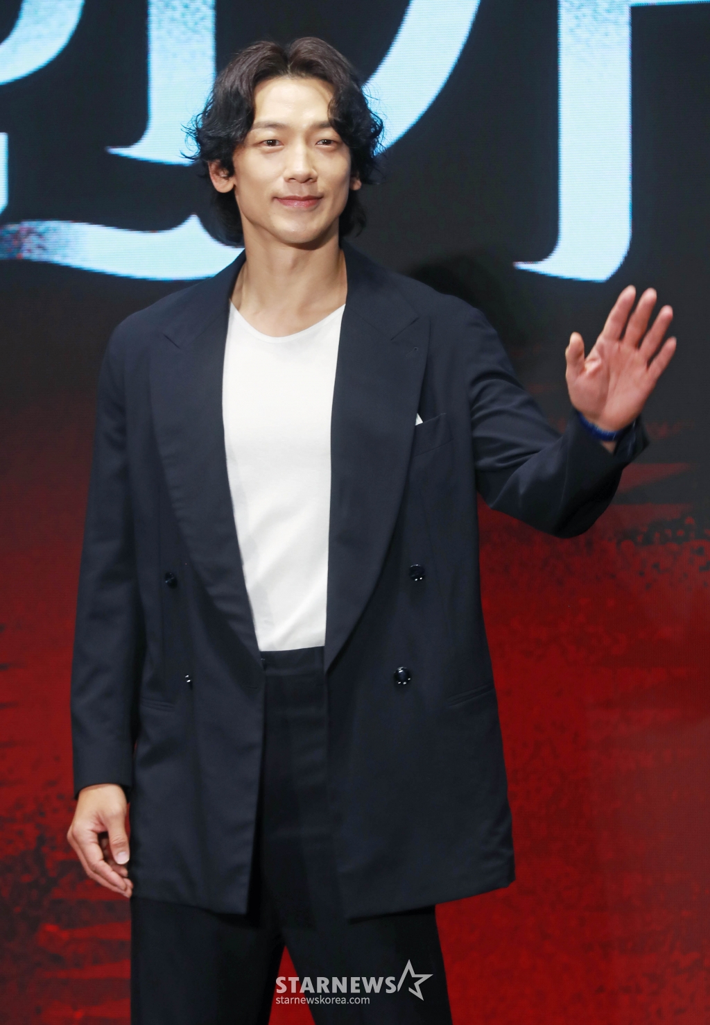 배우 정지훈이 2일 오전 서울 여의도 콘래드 호텔에서 진행된 디즈니+ 오리지널 시리즈 '화인가 스캔들' 제작발표회에 참석해 포즈를 취하고 있다. 대한민국 상위 1% 화인가를 둘러싼 상속 전쟁으로 인해 생명의 위협을 받는 나우재단 이사장 '완수'와 그녀의 경호원 '도윤'이 화인가의 비밀을 마주하게 되는 치명적 스캔들 드라마 '화인가 스캔들'은 오는 3일 공개된다. /2024.07.02 /사진=이동훈