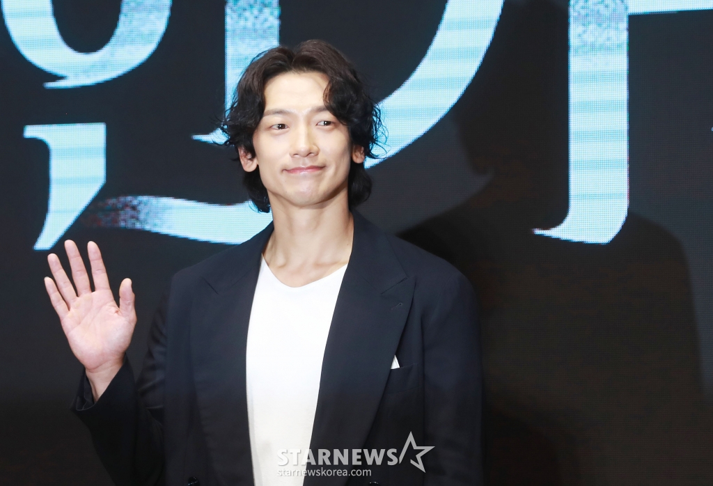 배우 정지훈이 2일 오전 서울 여의도 콘래드 호텔에서 진행된 디즈니+ 오리지널 시리즈 '화인가 스캔들' 제작발표회에 참석해 포즈를 취하고 있다. 대한민국 상위 1% 화인가를 둘러싼 상속 전쟁으로 인해 생명의 위협을 받는 나우재단 이사장 '완수'와 그녀의 경호원 '도윤'이 화인가의 비밀을 마주하게 되는 치명적 스캔들 드라마 '화인가 스캔들'은 오는 3일 공개된다. /2024.07.02 /사진=이동훈