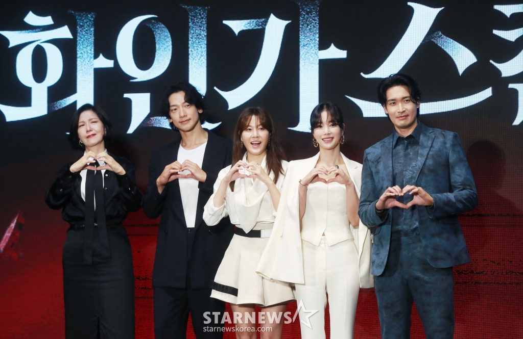 배우 서이숙, 정지훈, 김하늘, 기은세, 정겨운이 2일 오전 서울 여의도 콘래드 호텔에서 진행된 디즈니+ 오리지널 시리즈 '화인가 스캔들' 제작발표회에 참석해 포즈를 취하고 있다. 대한민국 상위 1% 화인가를 둘러싼 상속 전쟁으로 인해 생명의 위협을 받는 나우재단 이사장 '완수'와 그녀의 경호원 '도윤'이 화인가의 비밀을 마주하게 되는 치명적 스캔들 드라마 '화인가 스캔들'은 오는 3일 공개된다. /2024.07.02 /사진=이동훈