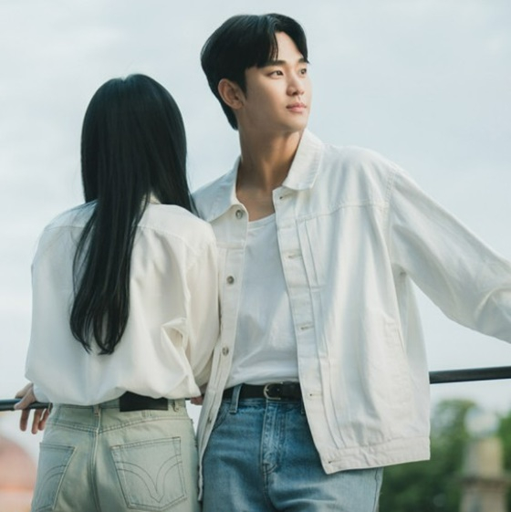 왼쪽부터 김지원, 김수현 /사진=tvN '눈물의 여왕' 공식 홈페이지 캡처