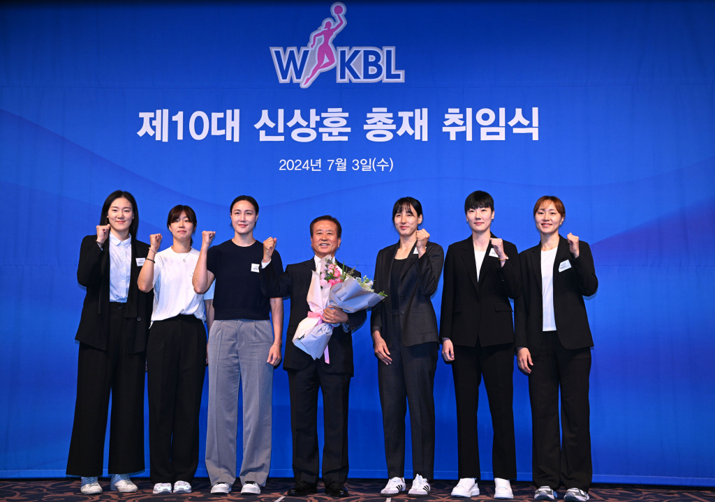 신상훈 총재(가운데)가 WKBL 6개 구단 주장들과 기념 촬영을 하고 있다. /사진=WKBL 제공