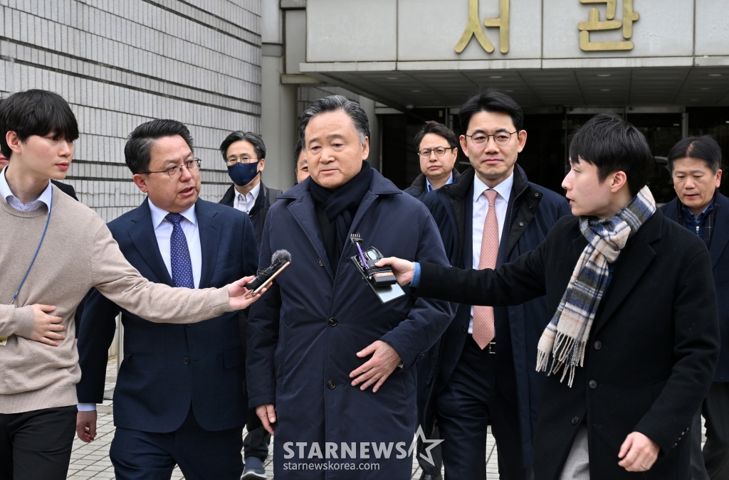 허영인 SPC그룹 회장이 지난 2월 서울중앙지방법원에서 진행된 1심 선고공판을 마치고 법정을 나서고 있는 모습. 사진제공=머니S