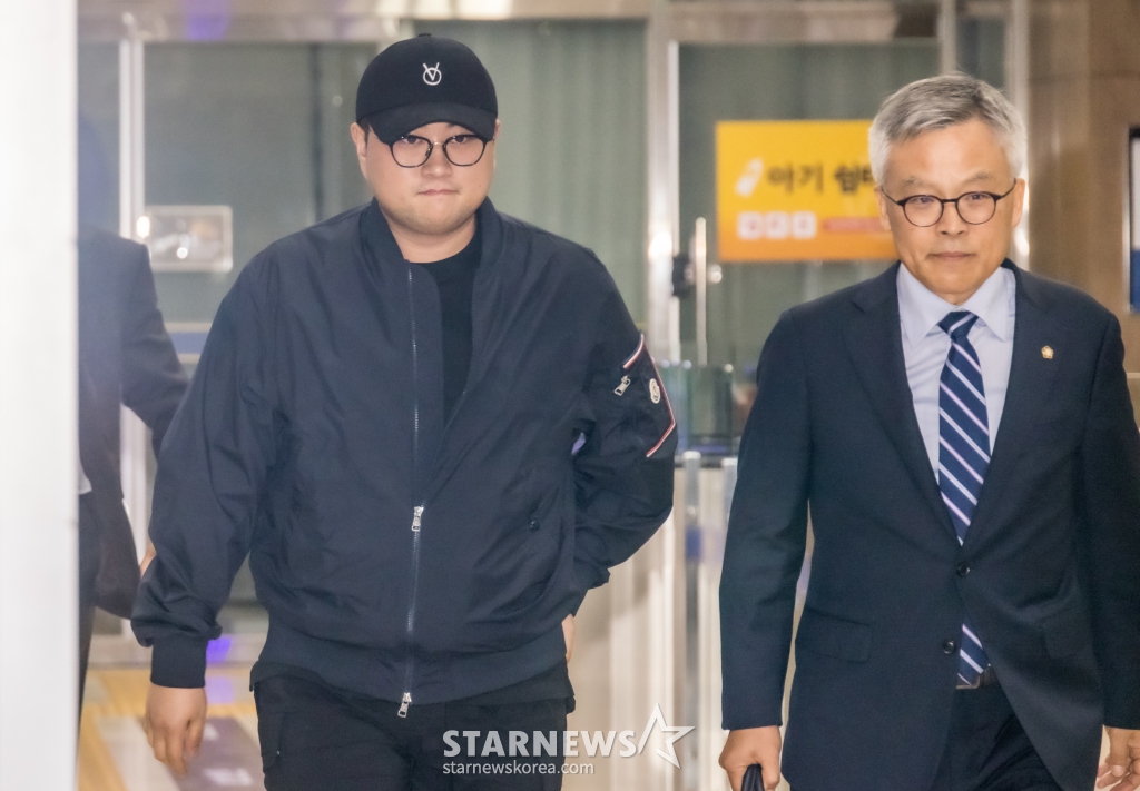 (서울=뉴스1) 김민지 기자 = 뺑소니 혐의와 음주 운전 의혹을 받는 트로트 가수 김호중이 21일 오후 서울 강남경찰서에서 조사를 마치고 나오고 있다. (공동취재) 2024.5.21/뉴스1 Copyright (C) 뉴스1. All rights reserved. 무단 전재 및 재배포, AI학습 이용 금지. /사진=(서울=뉴스1) 김민지 기자