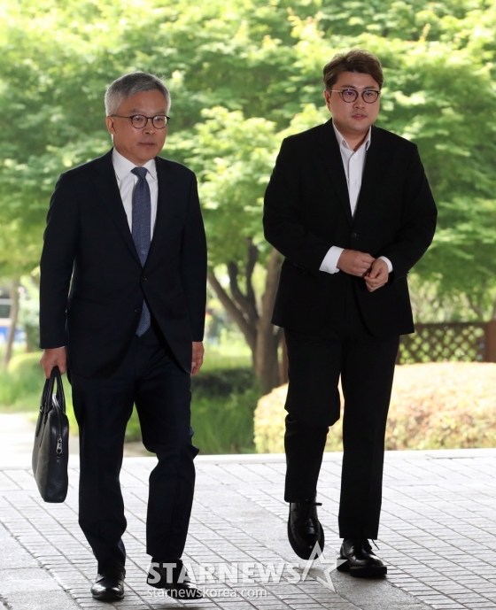 (서울=뉴스1) 김성진 기자 = 음주 뺑소니 혐의를 받는 가수 김호중이 24일 오전 서울 서초구 서울중앙지방법원에서 영장실질심사(구속 전 피의자심문)에 출석하고 있다. (공동취재) 2024.5.24/뉴스1 Copyright (C) 뉴스1. All rights reserved. 무단 전재 및 재배포, AI학습 이용 금지. /사진=(서울=뉴스1) 김성진 기자